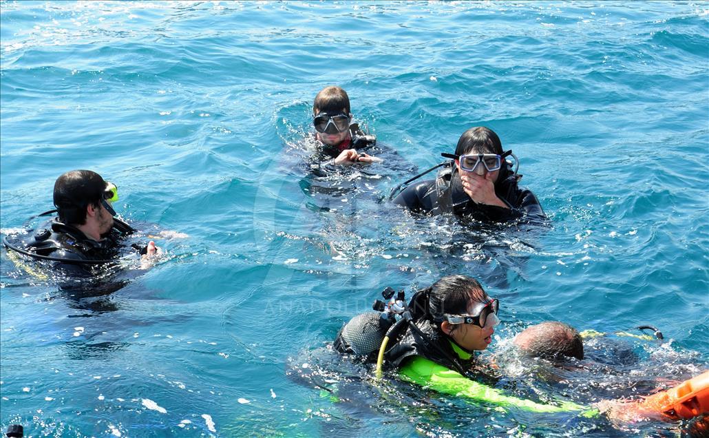 Сотни туристов отправляются на подводные экскурсии в Кемере
