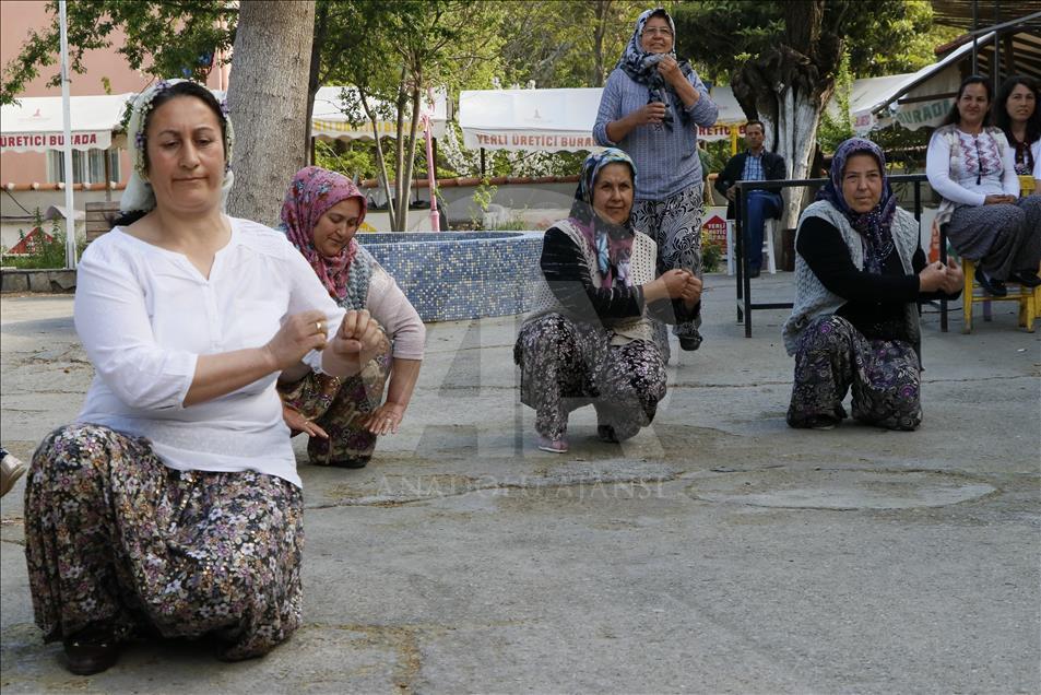 Izmir: Après le travail dans les champs place aux danses folkloriques
