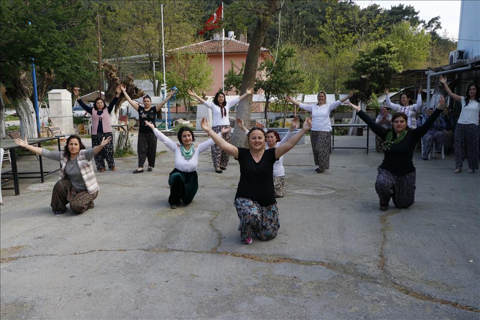 Izmir: Après le travail dans les champs place aux danses folkloriques
