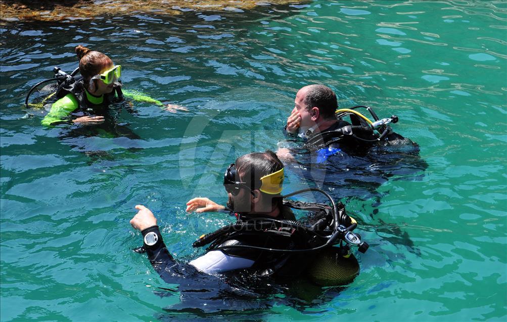 Сотни туристов отправляются на подводные экскурсии в Кемере
