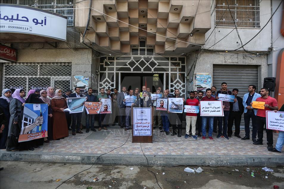 صحفيون بغزة يتضامنون مع زملائهم المعتقلين داخل السجون الإسرائيلية
