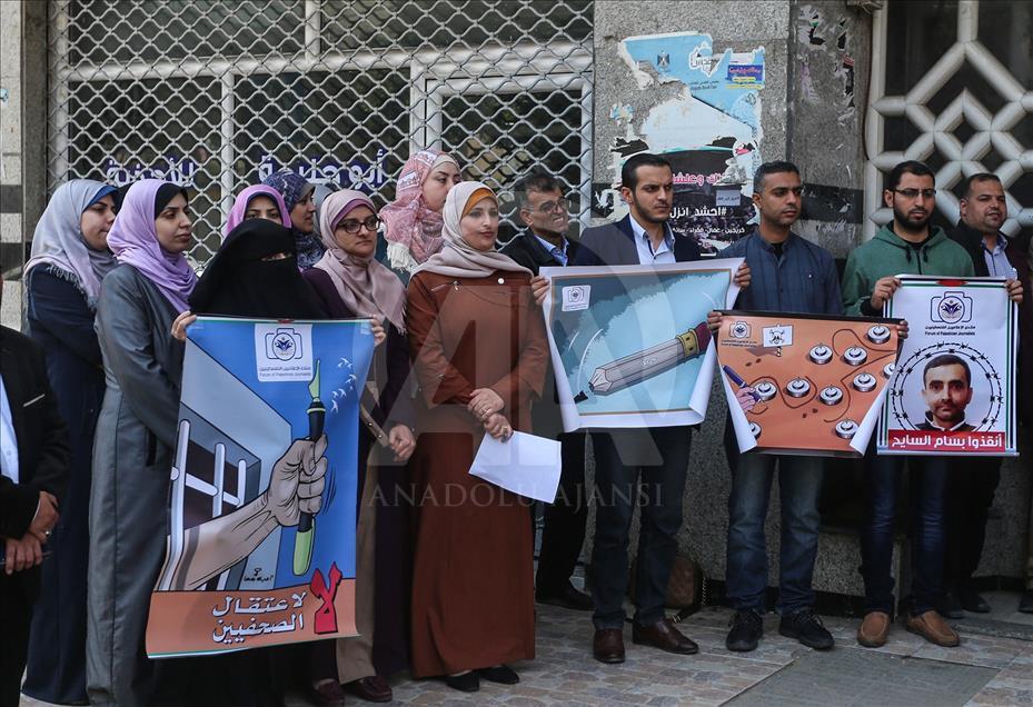 صحفيون بغزة يتضامنون مع زملائهم المعتقلين داخل السجون الإسرائيلية
