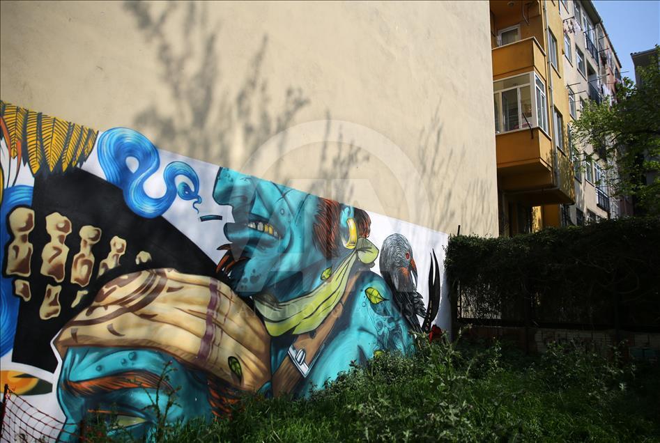 İstanbul'un duvarlarını grafiti ile "dile getiriyor"