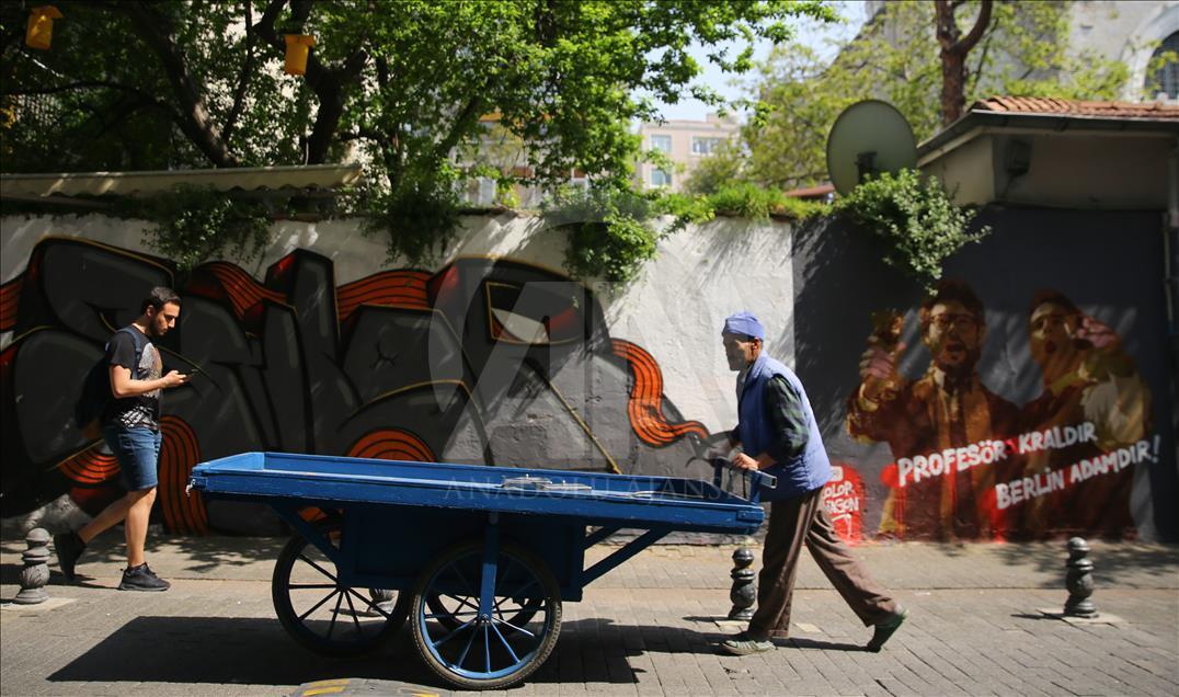 İstanbul'un duvarlarını grafiti ile "dile getiriyor"