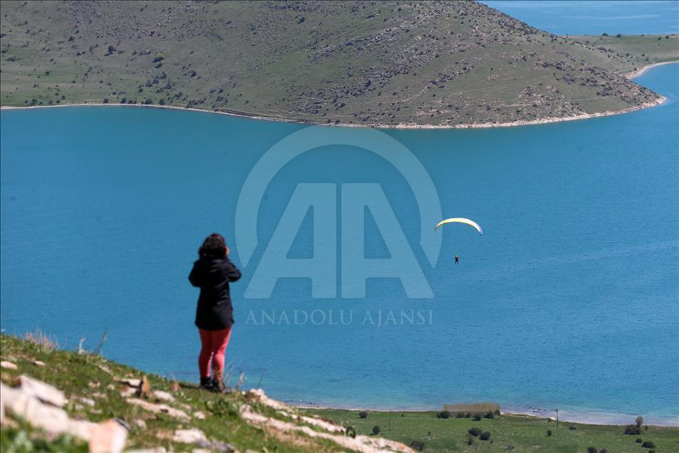 Van Gölü semalarında yamaç paraşütü keyfi