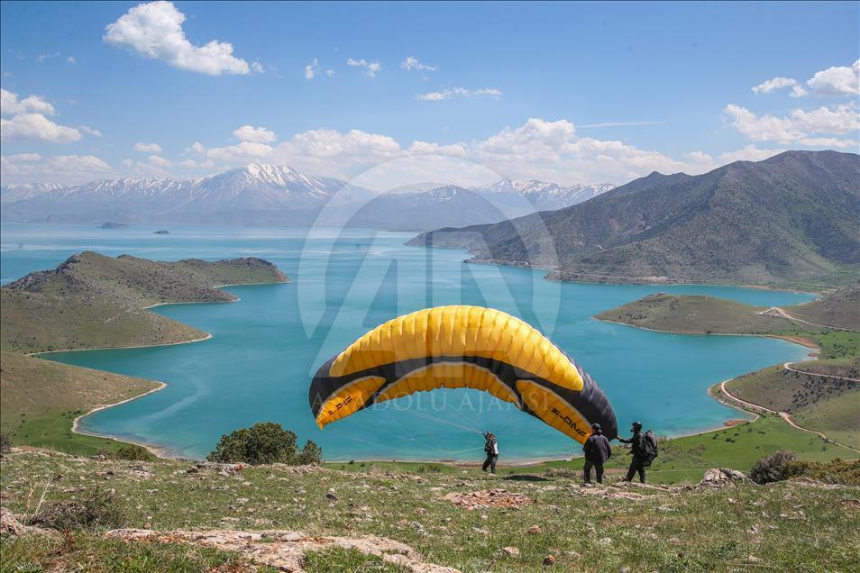 Van Gölü semalarında yamaç paraşütü keyfi