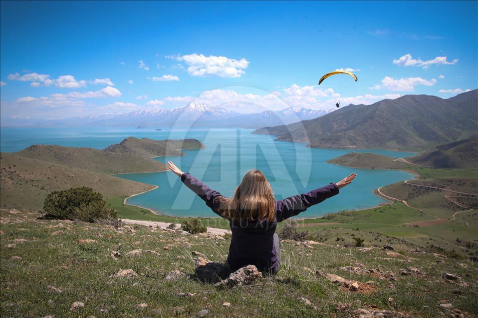 Van Gölü semalarında yamaç paraşütü keyfi