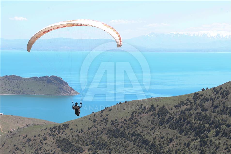 Van Gölü semalarında yamaç paraşütü keyfi