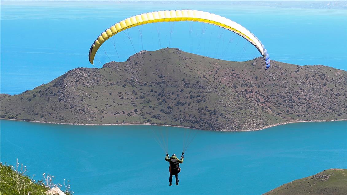 Van Gölü semalarında yamaç paraşütü keyfi