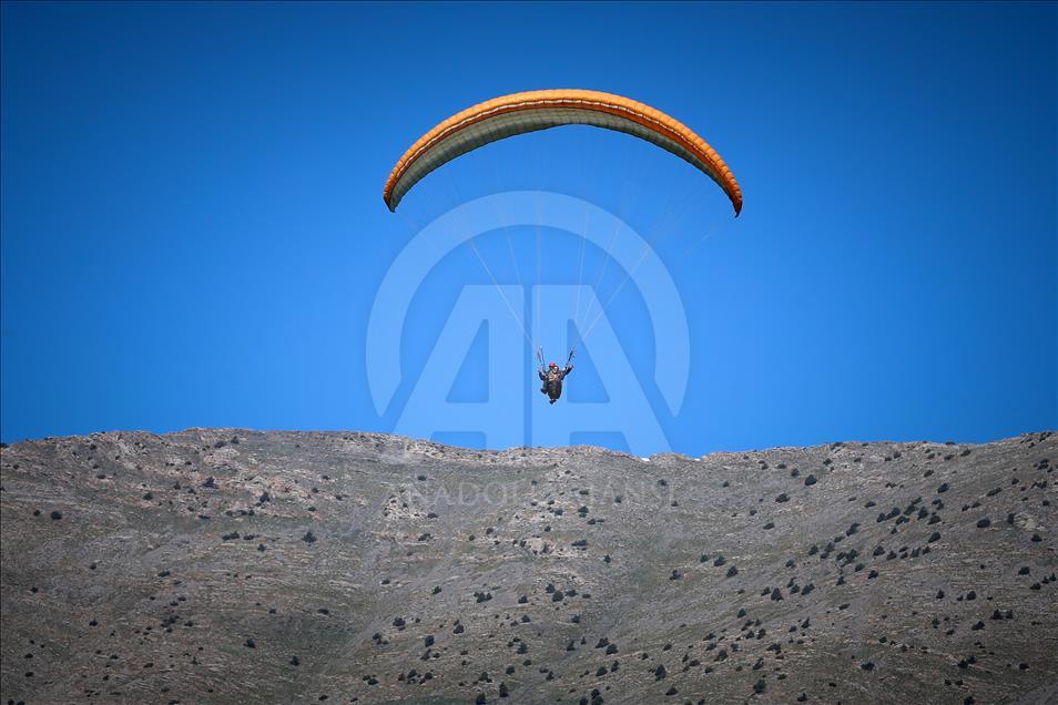 Van Gölü semalarında yamaç paraşütü keyfi