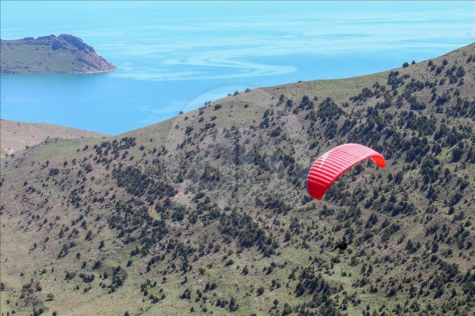 Van Gölü semalarında yamaç paraşütü keyfi