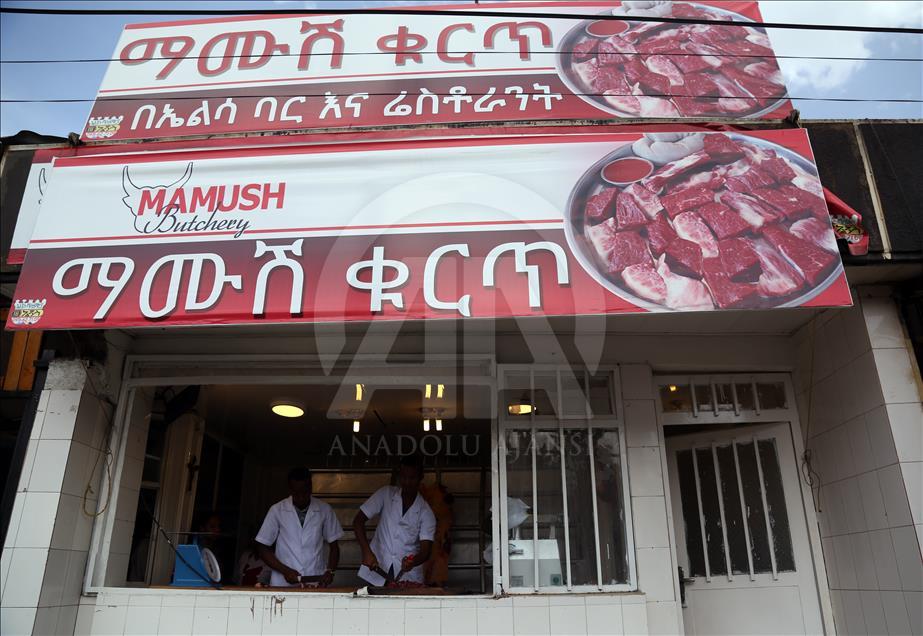 تناول اللحوم النيئة.. عادة غريبة يعشقها الإثيوبيون
