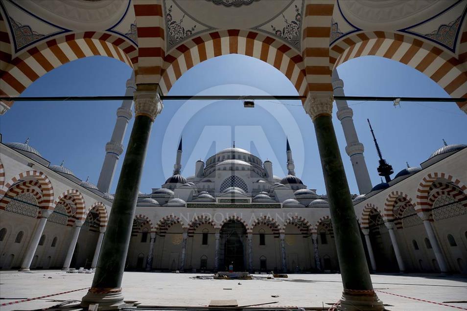 Construcción de la mezquita de Camlica en Estambul