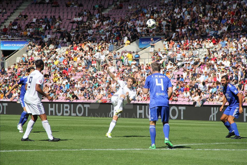Ronaldiho y Figo juegan partido benéfico de UEFA