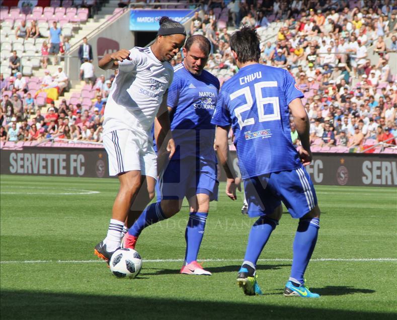 Ronaldiho y Figo juegan partido benéfico de UEFA