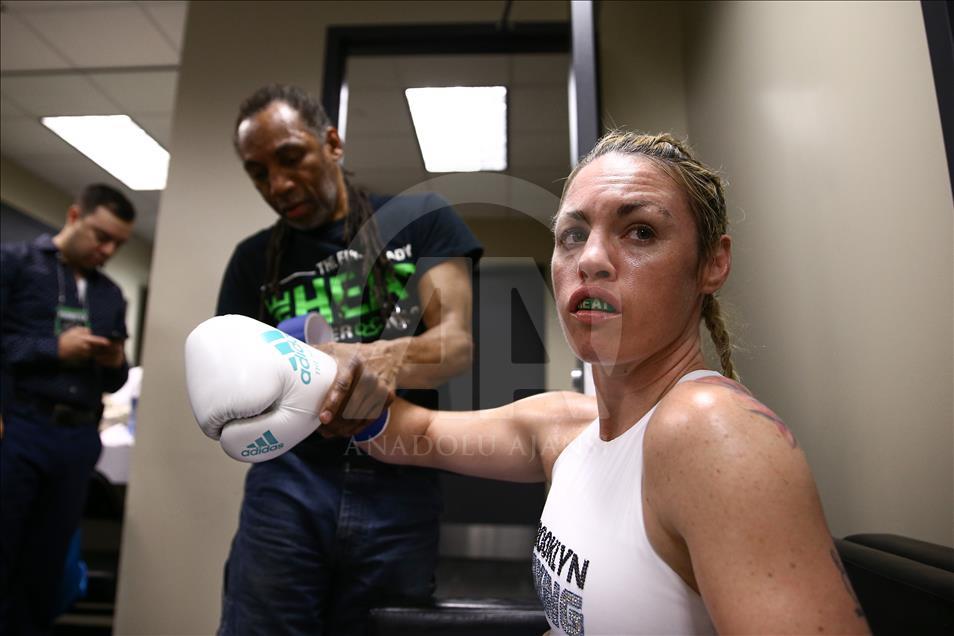 Amerikalı kadın boksör Hardy, Meksikalı rakibi Torres'i  yendi
