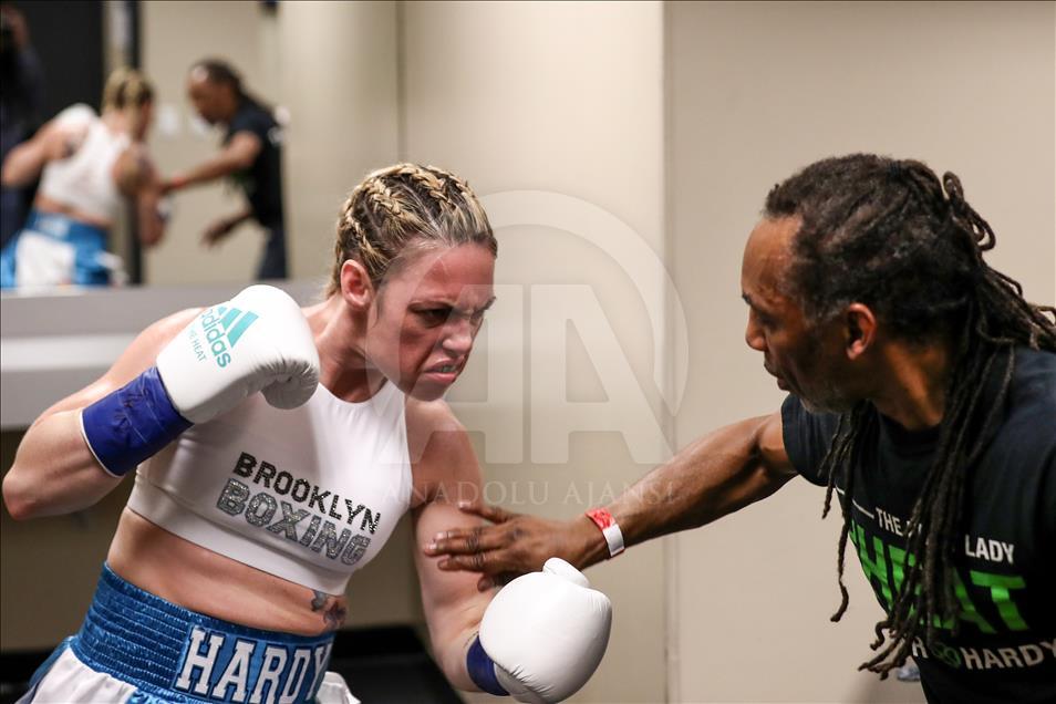 Amerikalı kadın boksör Hardy, Meksikalı rakibi Torres'i  yendi
