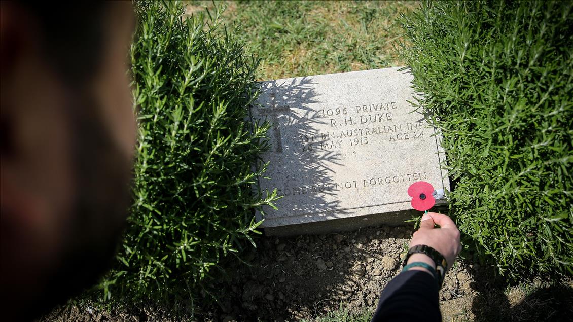 Çanakkale'de 103 yıl önce ölen yakının mezarı duygulandırdı