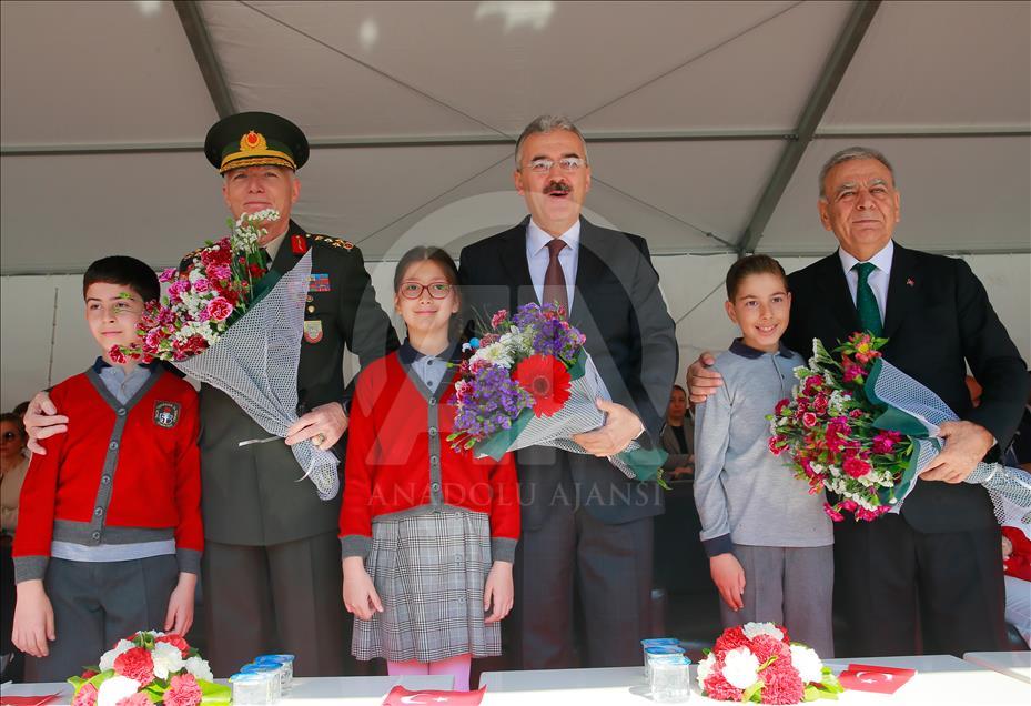В Измире отметили День национального суверенитета и детей
