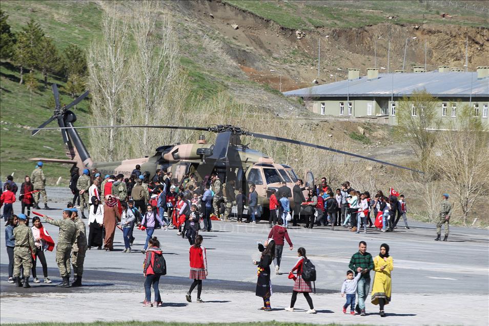 Helikopterler çocuklar için havalandı
