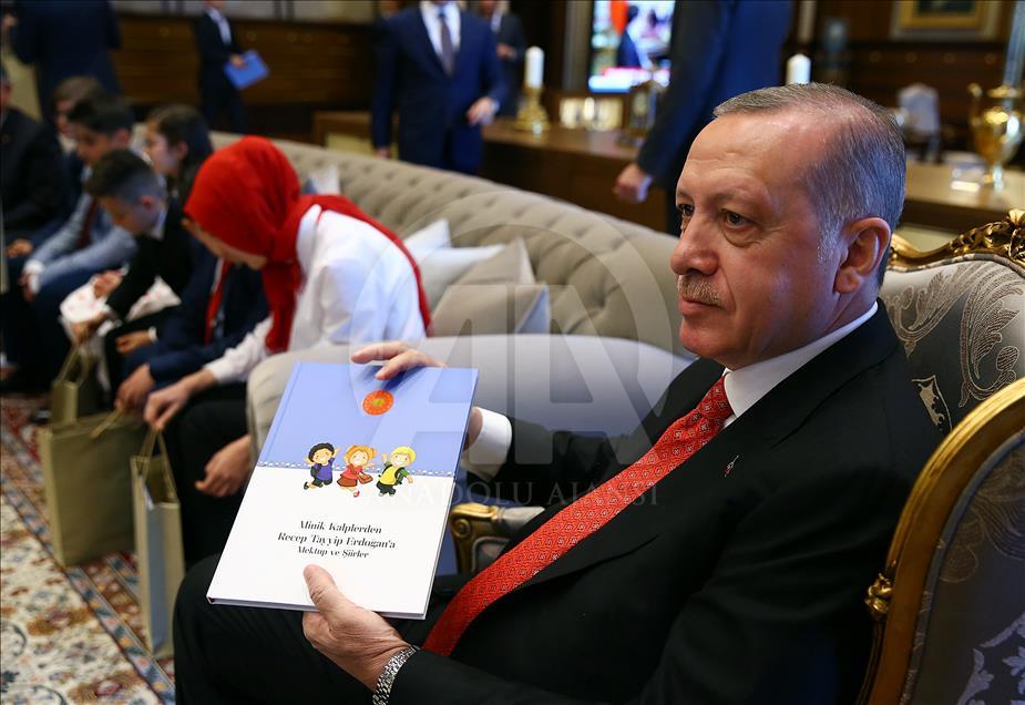 Cumhurbaşkanı Erdoğan, öğrencileri kabul etti
