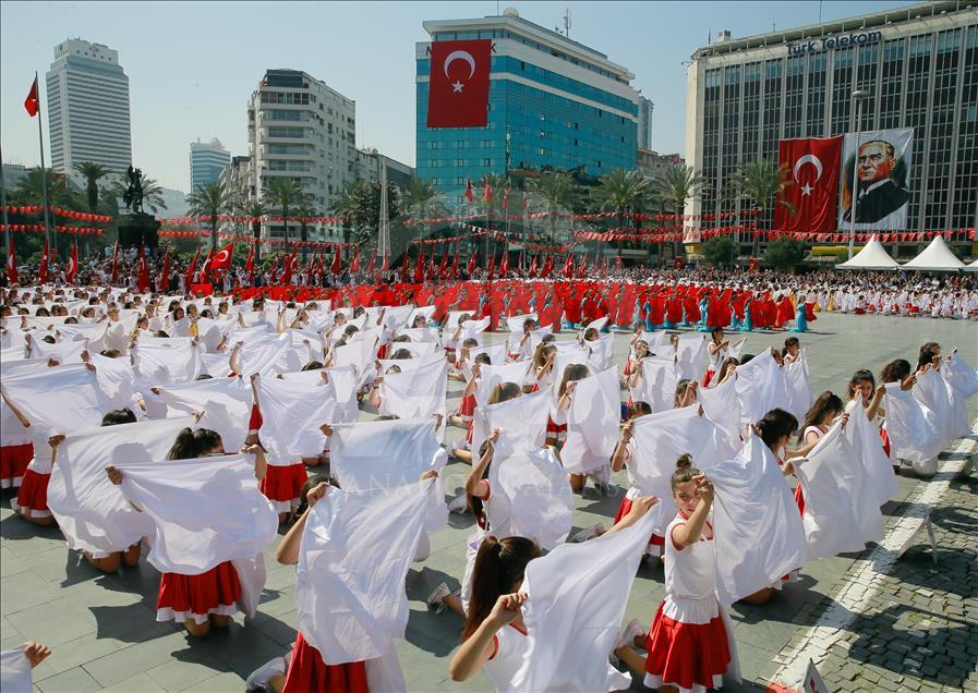 В Измире отметили День национального суверенитета и детей

