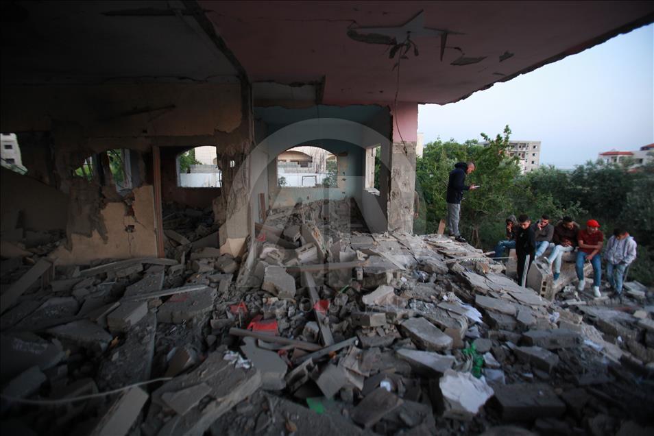 İsrail askerleri Filistinli tutuklunun evini yıktı

