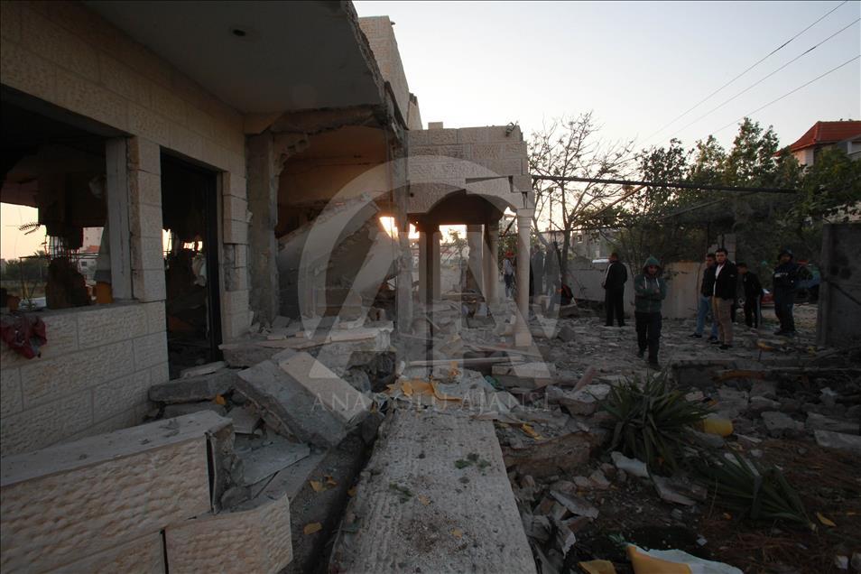 İsrail askerleri Filistinli tutuklunun evini yıktı
