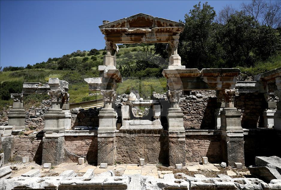 Efes Antik Kenti, yerli ve yabancı turistleri bölgeye çekiyor