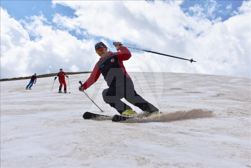 Nisanda 2 bin 220 rakımda kayak keyfi