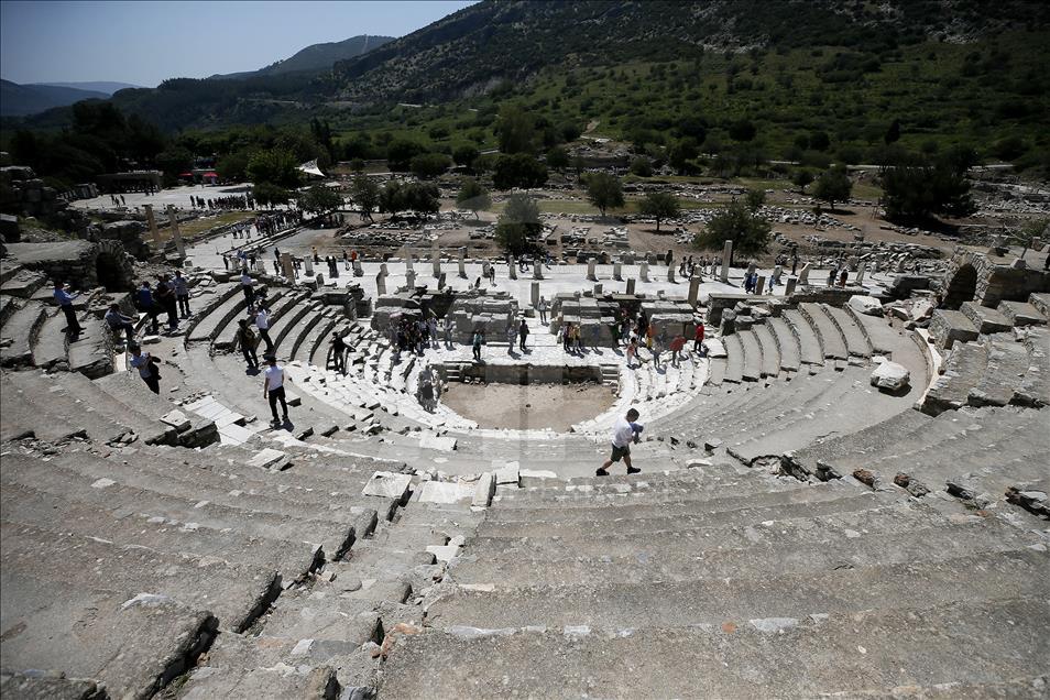 Efes Antik Kenti, yerli ve yabancı turistleri bölgeye çekiyor