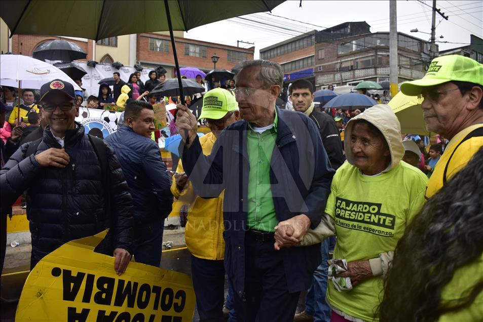 El candidato presidencial Sergio Fajardo hace campaña en el sur de Bogotá