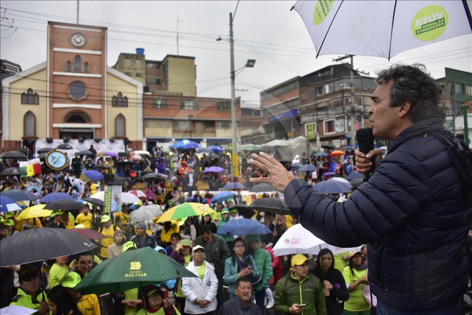 El candidato presidencial Sergio Fajardo hace campaña en el sur de Bogotá