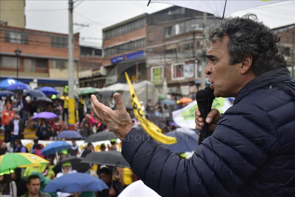El candidato presidencial Sergio Fajardo hace campaña en el sur de Bogotá