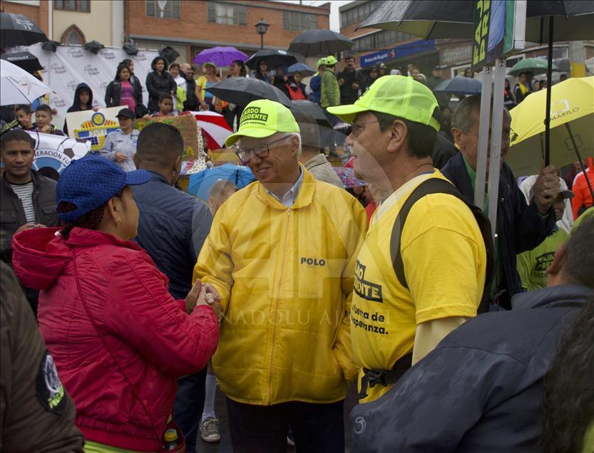 El candidato presidencial Sergio Fajardo hace campaña en el sur de Bogotá