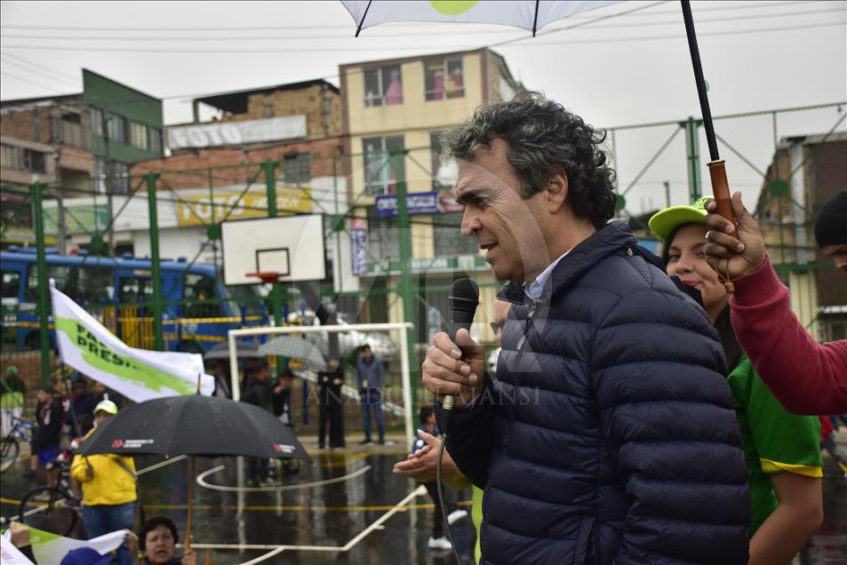 El candidato presidencial Sergio Fajardo hace campaña en el sur de Bogotá