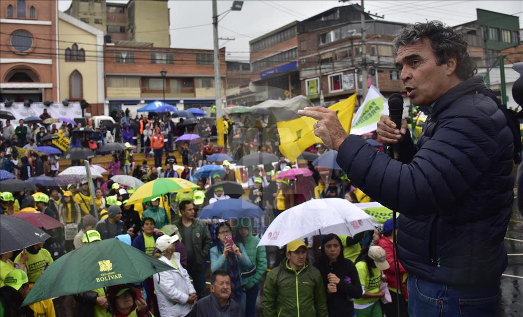 El candidato presidencial Sergio Fajardo hace campaña en el sur de Bogotá