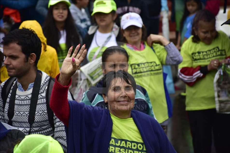El candidato presidencial Sergio Fajardo hace campaña en el sur de Bogotá