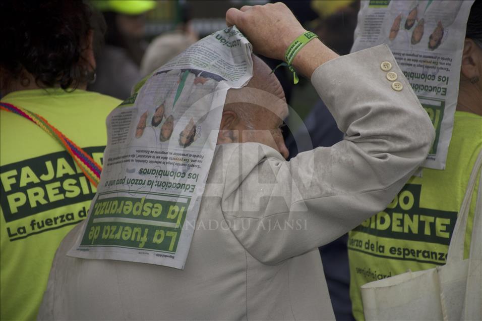 El candidato presidencial Sergio Fajardo hace campaña en el sur de Bogotá
