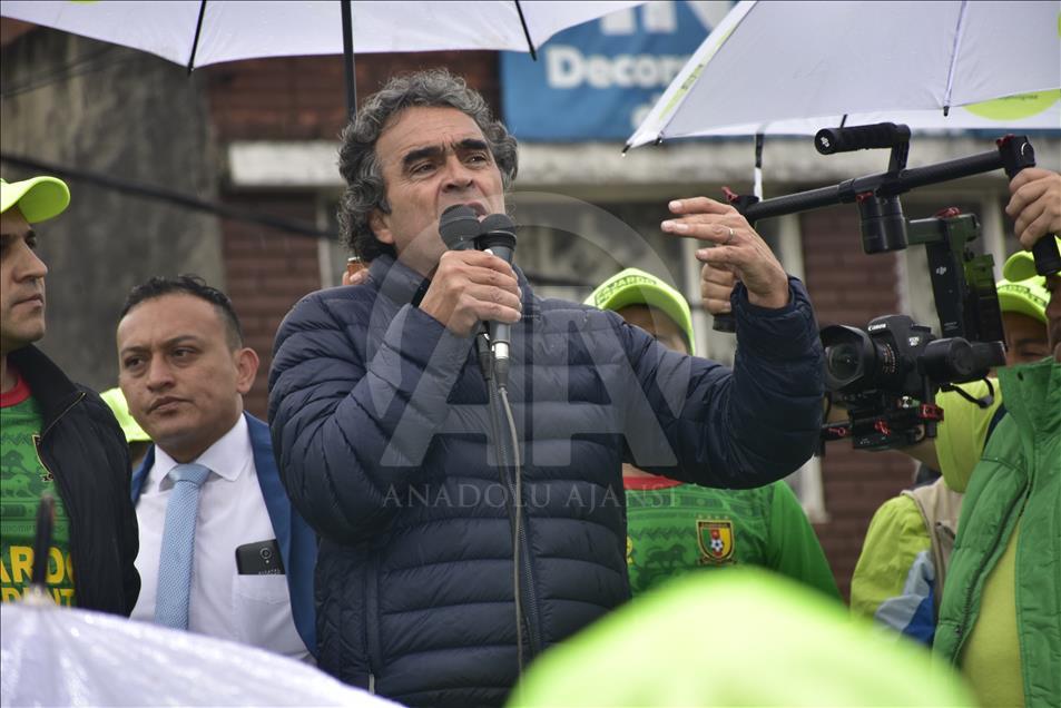 El candidato presidencial Sergio Fajardo hace campaña en el sur de Bogotá