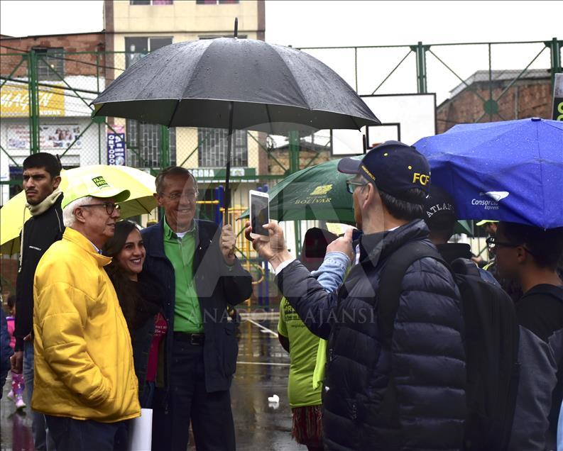 El candidato presidencial Sergio Fajardo hace campaña en el sur de Bogotá