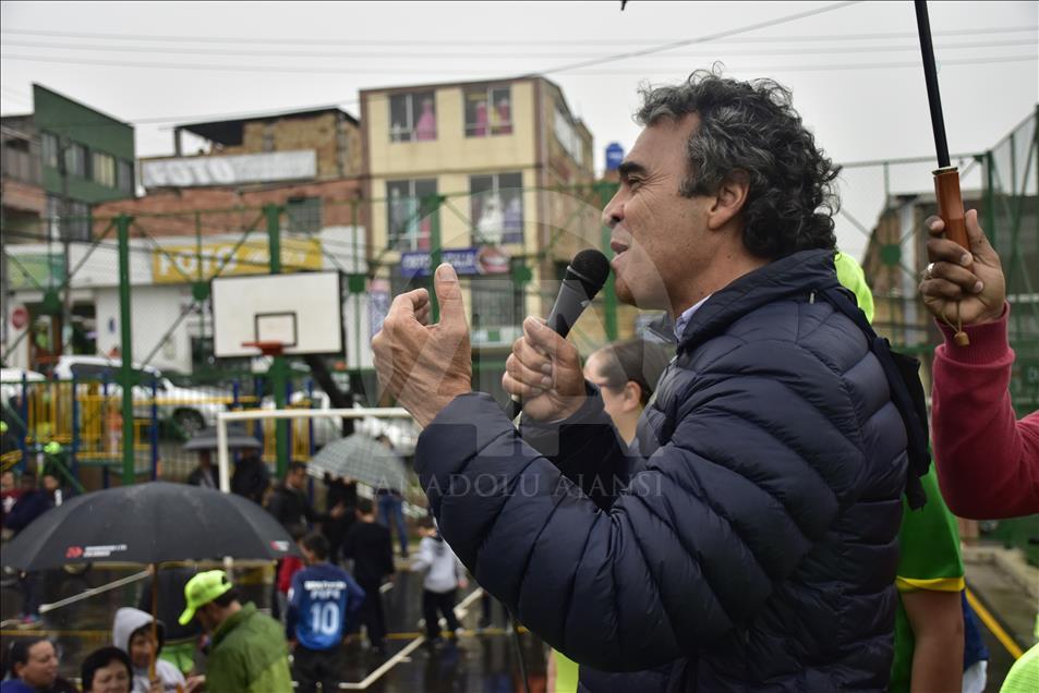 El candidato presidencial Sergio Fajardo hace campaña en el sur de Bogotá