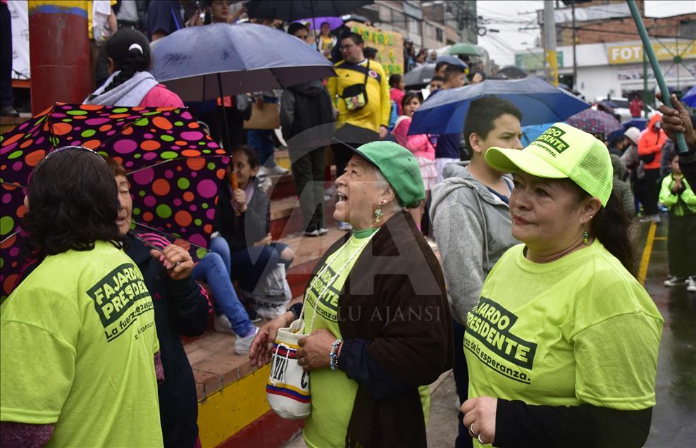 El candidato presidencial Sergio Fajardo hace campaña en el sur de Bogotá