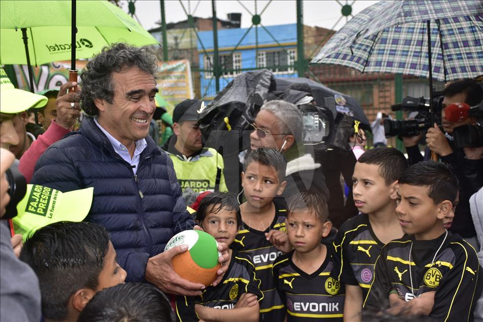 El candidato presidencial Sergio Fajardo hace campaña en el sur de Bogotá