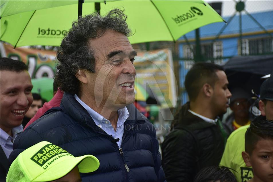 El candidato presidencial Sergio Fajardo hace campaña en el sur de Bogotá
