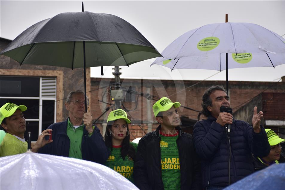 El candidato presidencial Sergio Fajardo hace campaña en el sur de Bogotá