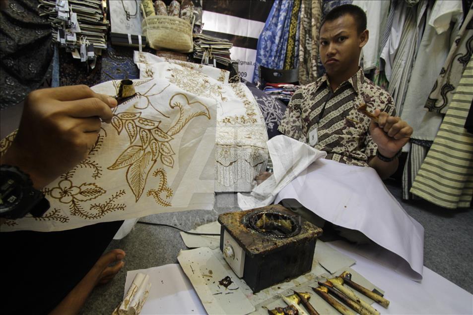 Indonesia: Special needs workers produce Batik patterns