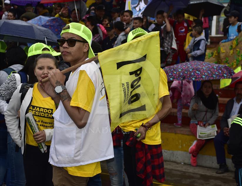 El candidato presidencial Sergio Fajardo hace campaña en el sur de Bogotá