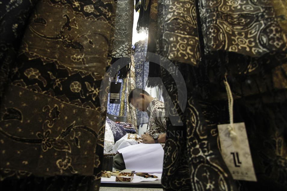 Indonesia: Special needs workers produce Batik patterns