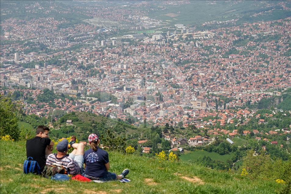 Na Trebeviću brojni izletnici: Turisti iz EU iznenađeni načinom obilježavanja 1. maja u BiH